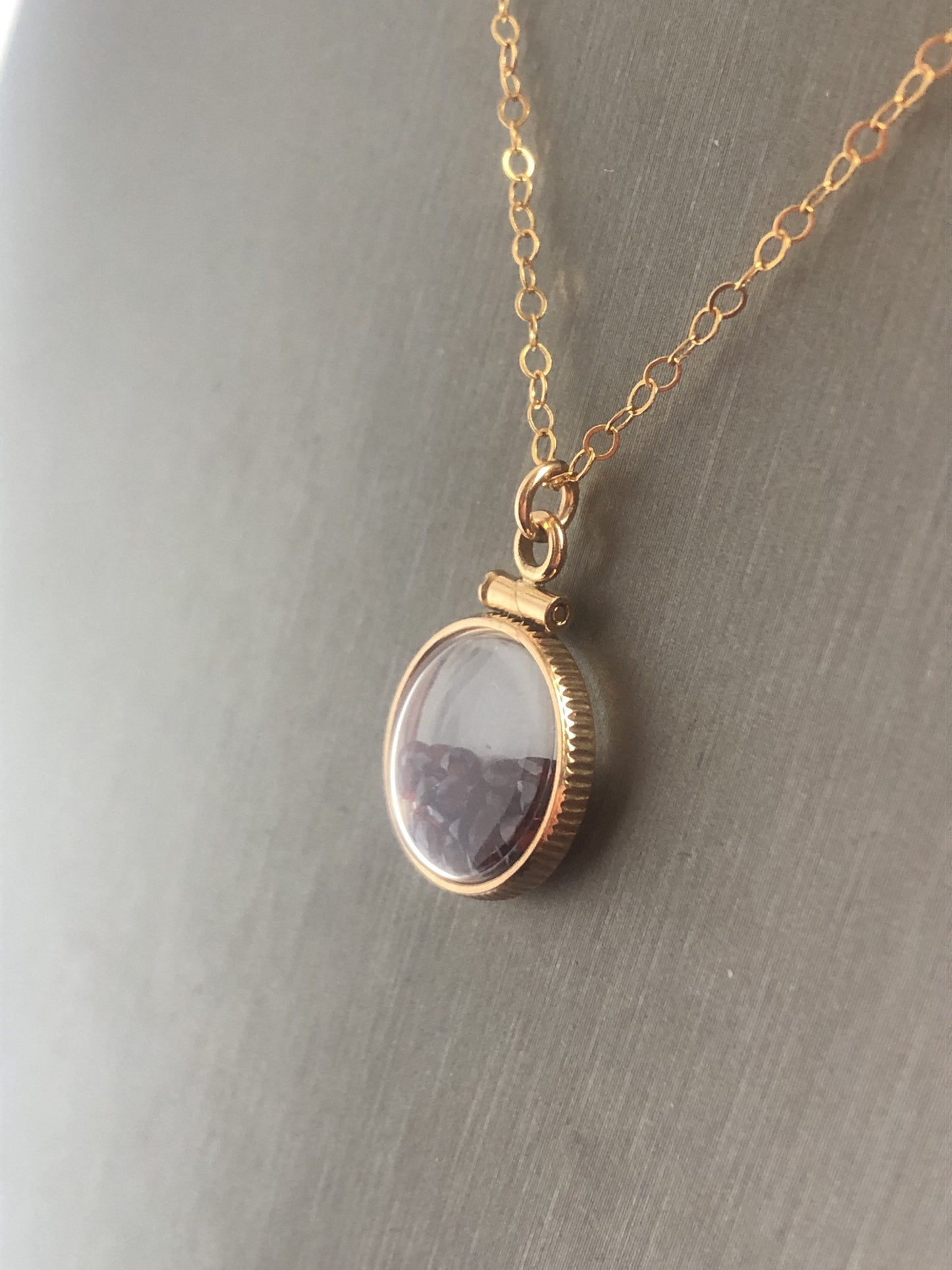 Handmade garnet shaker locket,14k gold filled w/ 0.85 TCW beautiful genuine gems, January birthstone Make one for your Mother's Day, ask me
