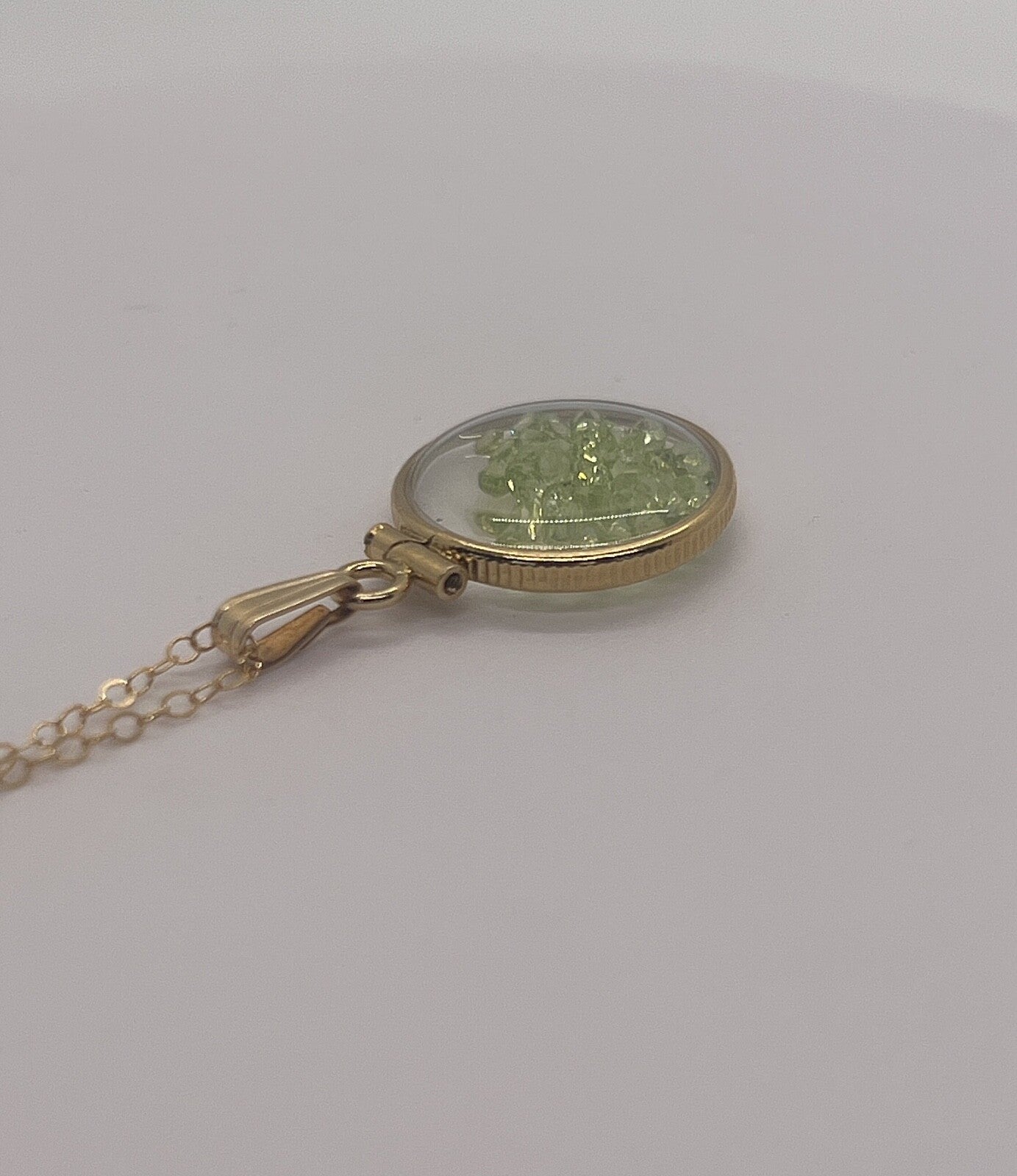 14k Solid gold dime size Lucite Shaker Locket, Peridot 1.75 TCW August Birthday