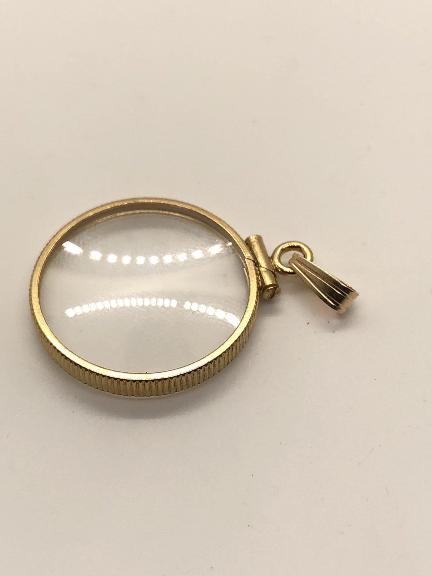 20mm 14K Gold-Filled Mineral-Glass Shaker Locket for Keepsakes detail