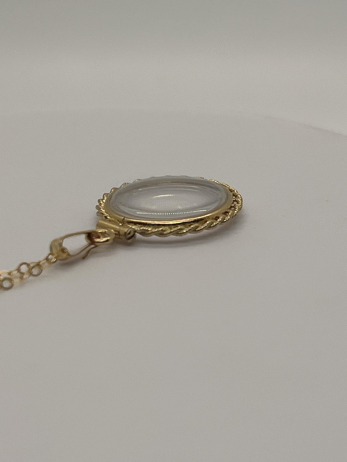 Empty customizable hand made 21 mm 14k gold filled lucite shaker locket with rope edge w/ free screwdriver waiting for your little treasures