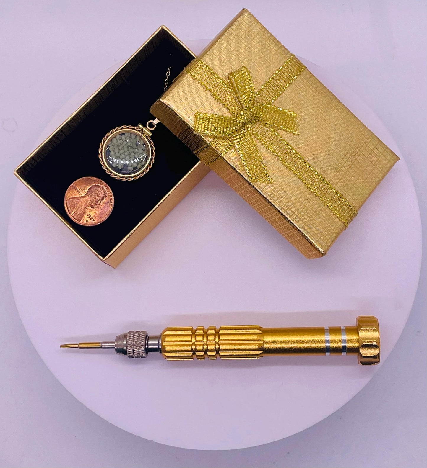 Hand made 21 mm nickel size 14k gold filled lucite genuine peridot shaker locket with rope edge and  beautiful bead crystals.