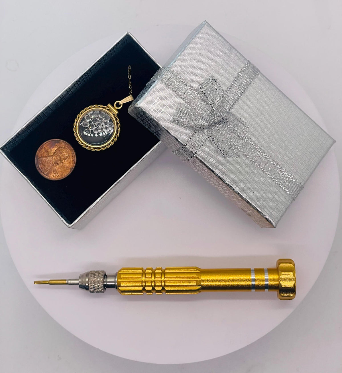 Hand made 21 mm nickel size 14k gold filled lucite genuine white topaz shaker locket with rope edge.
