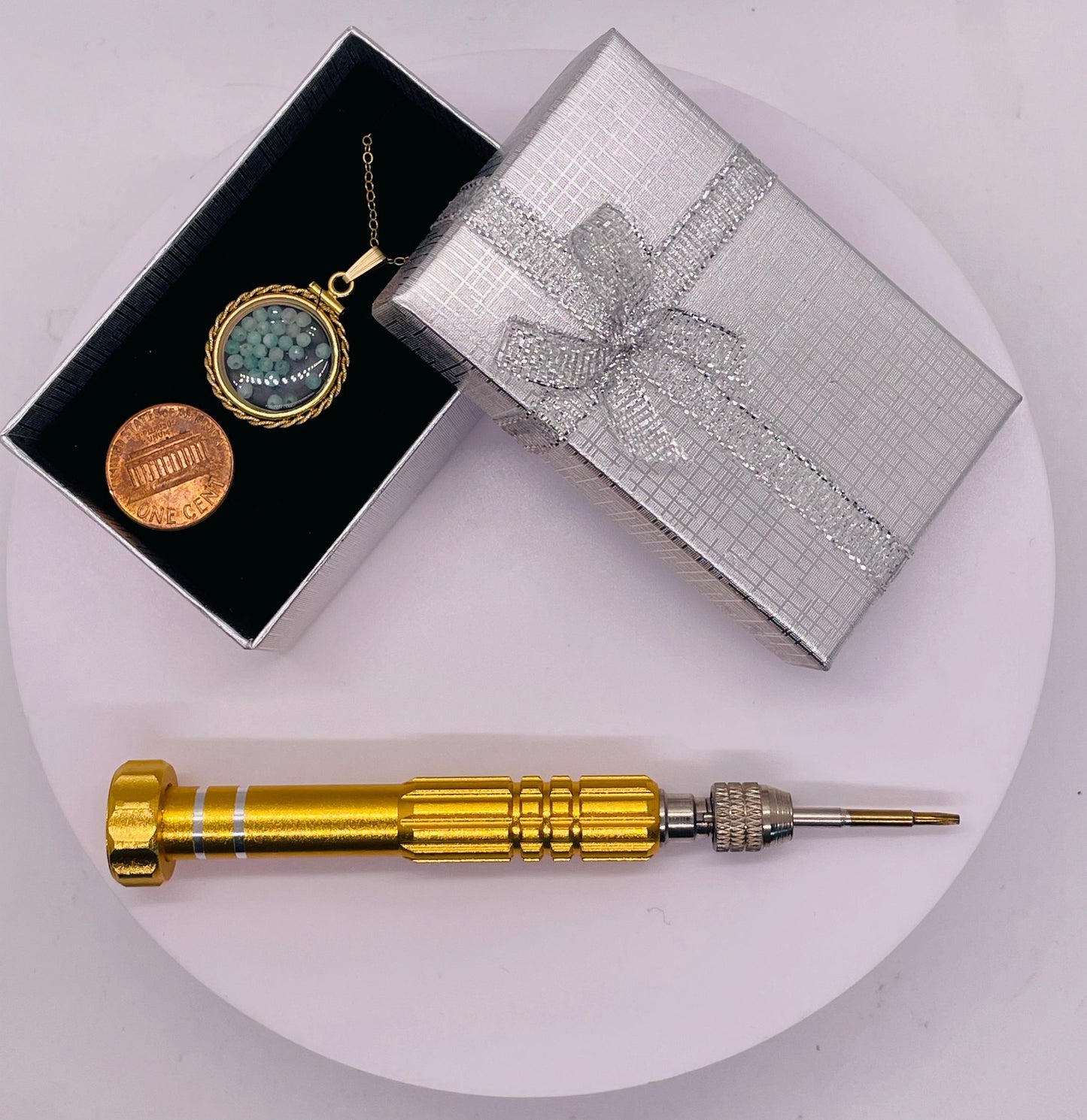 Hand made 21 mm nickel size 14k gold filled lucite genuine emerald shaker locket with rope edge and beautiful bead crystals.