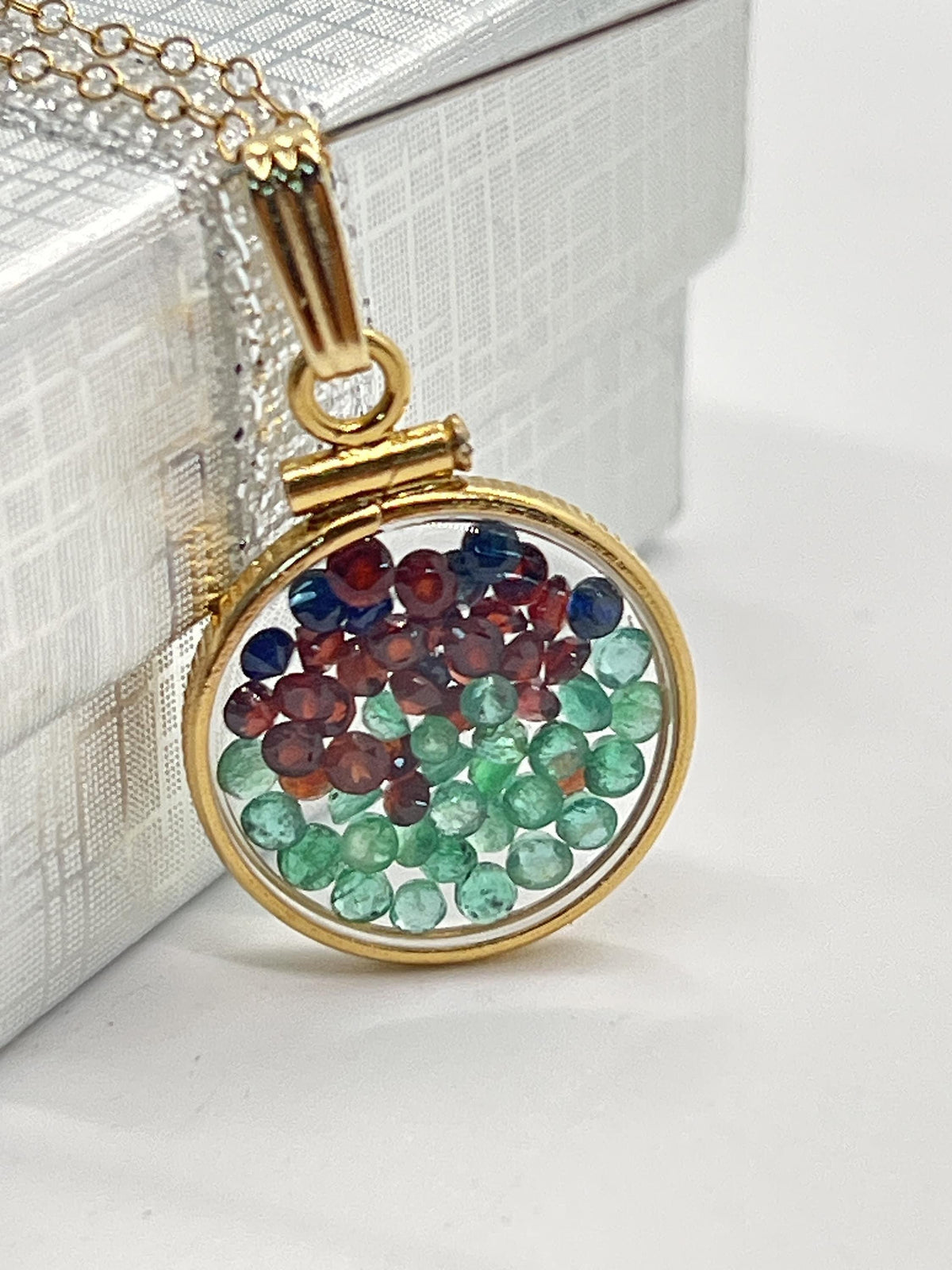 Solid 14k gold lucite handmade 4.4 tcw mix of garnet, emerald, sapphire shaker locket. round cut colorful gems. artistic series- beautiful