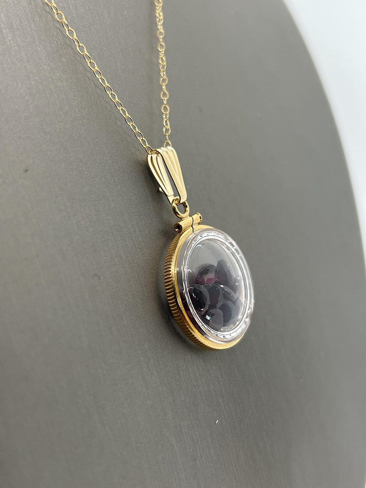 Solid 14k gold lucite  diamond edge handmade 5.85 tcw garnet shaker locket.