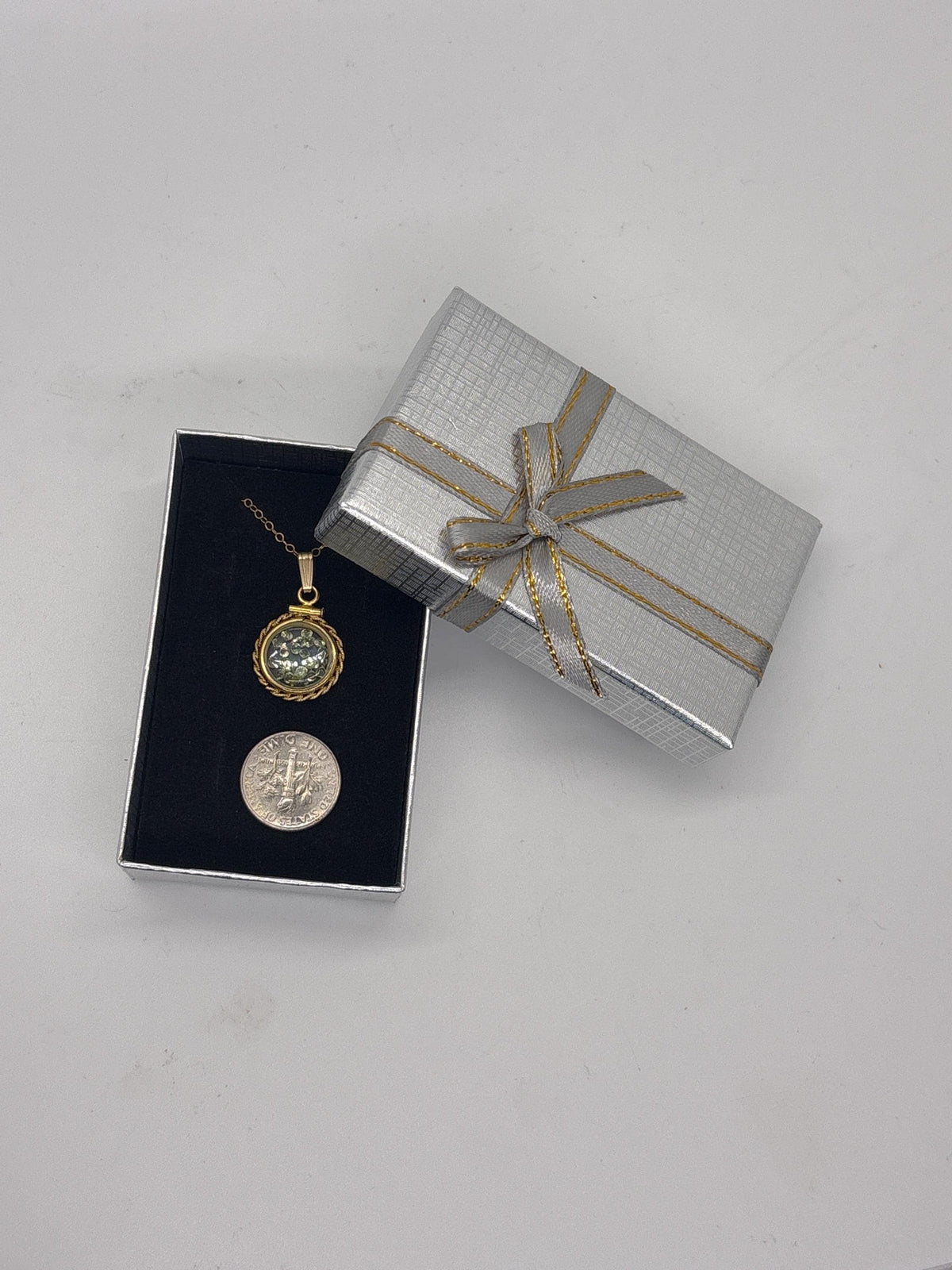 Handmade 12.5 mm 14k gold filled gemstone  shaker locket with twisted rope edge bezel, 0.75 cttw. green peridot, birthstone august