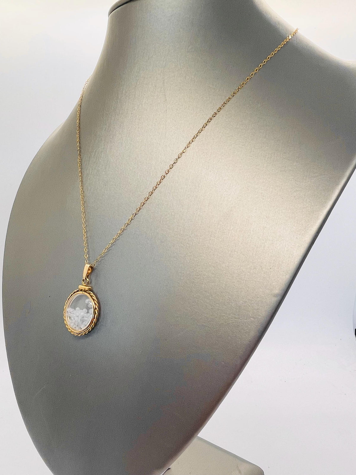 Hand made 21 mm nickel size 14k gold filled lucite genuine labradorite shaker locket with rope edge and  beautiful bead crystals.