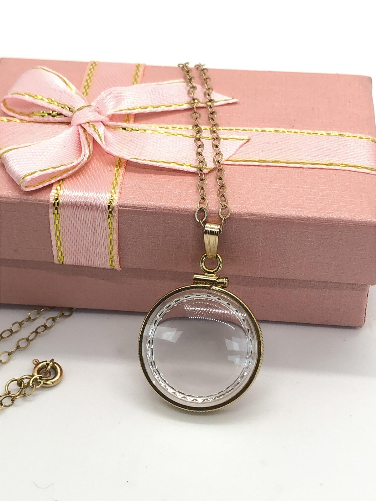 20mm 14K Gold-Filled Diamond-Edge Shaker Locket for Keepsakes detail