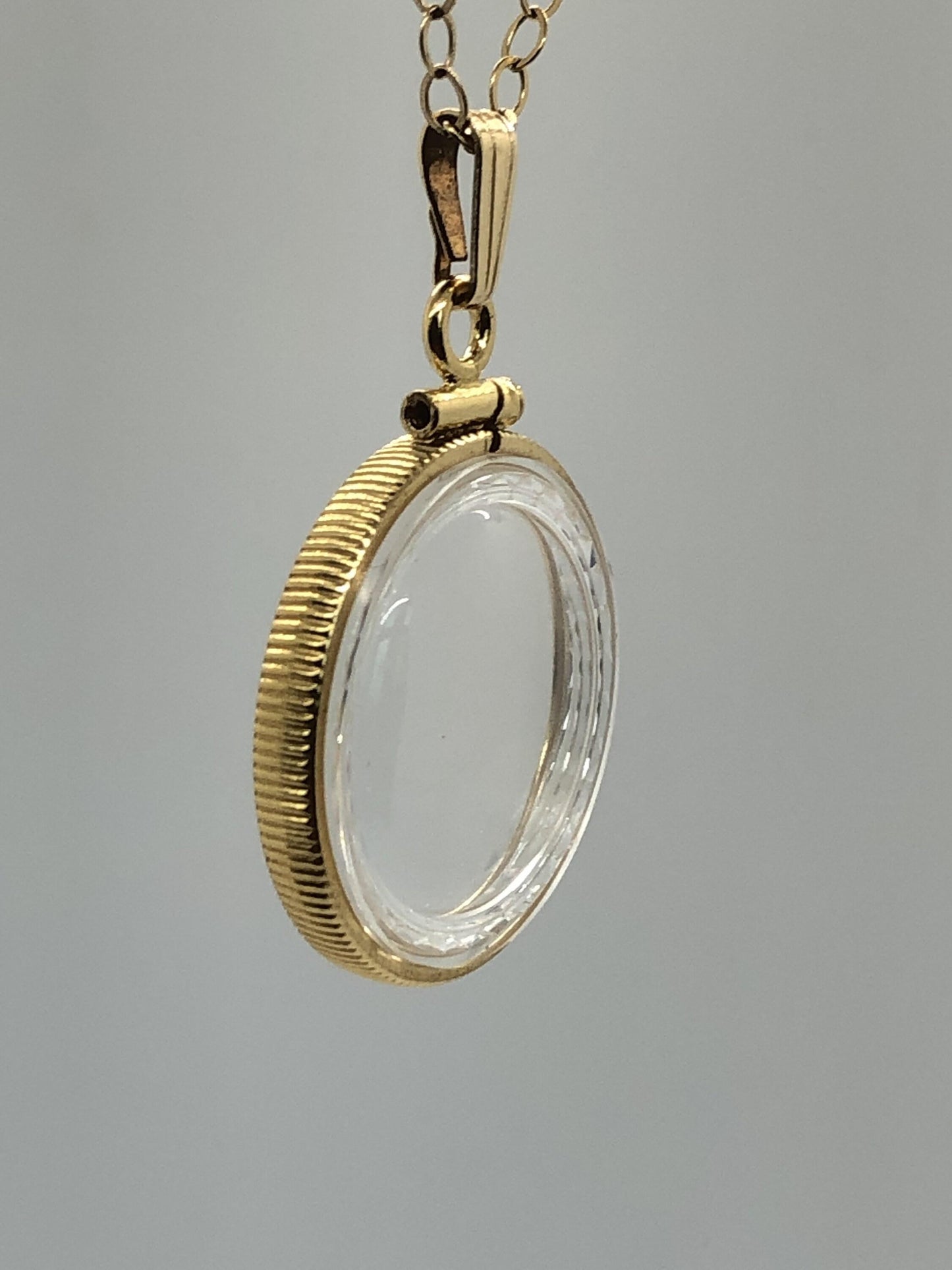 20mm 14K Gold-Filled Diamond-Edge Shaker Locket for Keepsakes detail