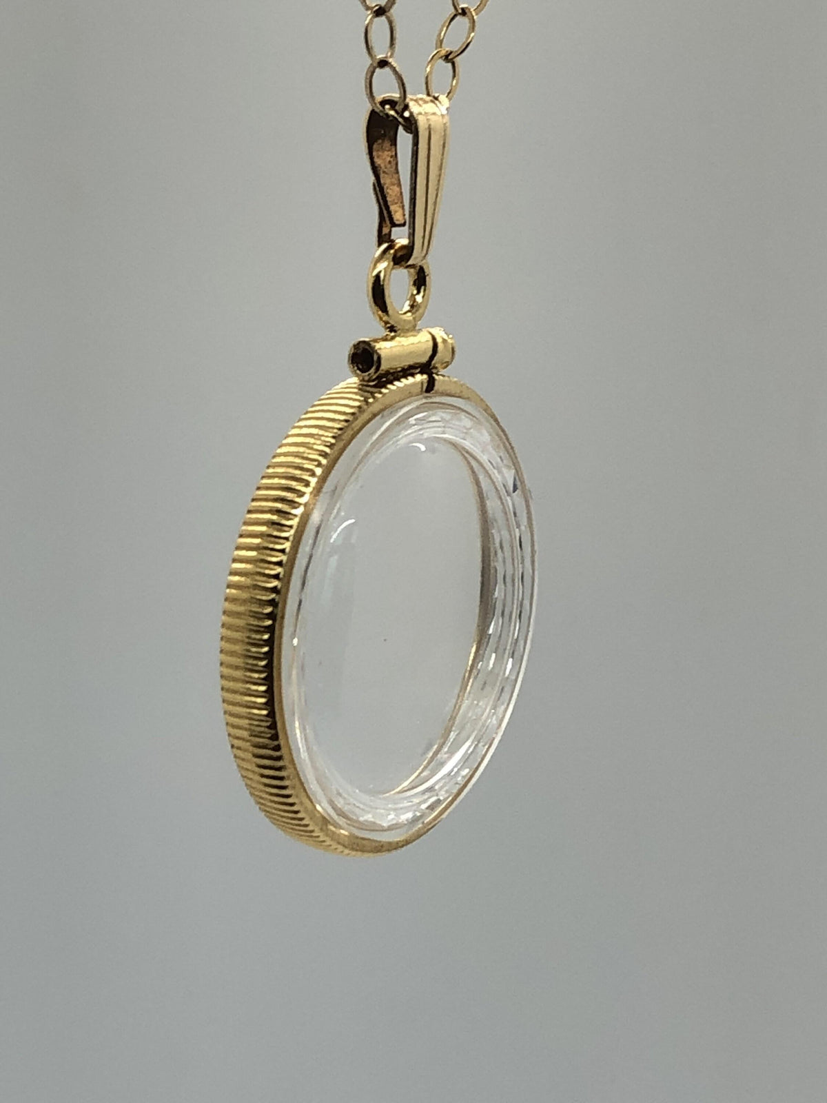 20mm 14K Gold-Filled Diamond-Edge Shaker Locket for Keepsakes detail