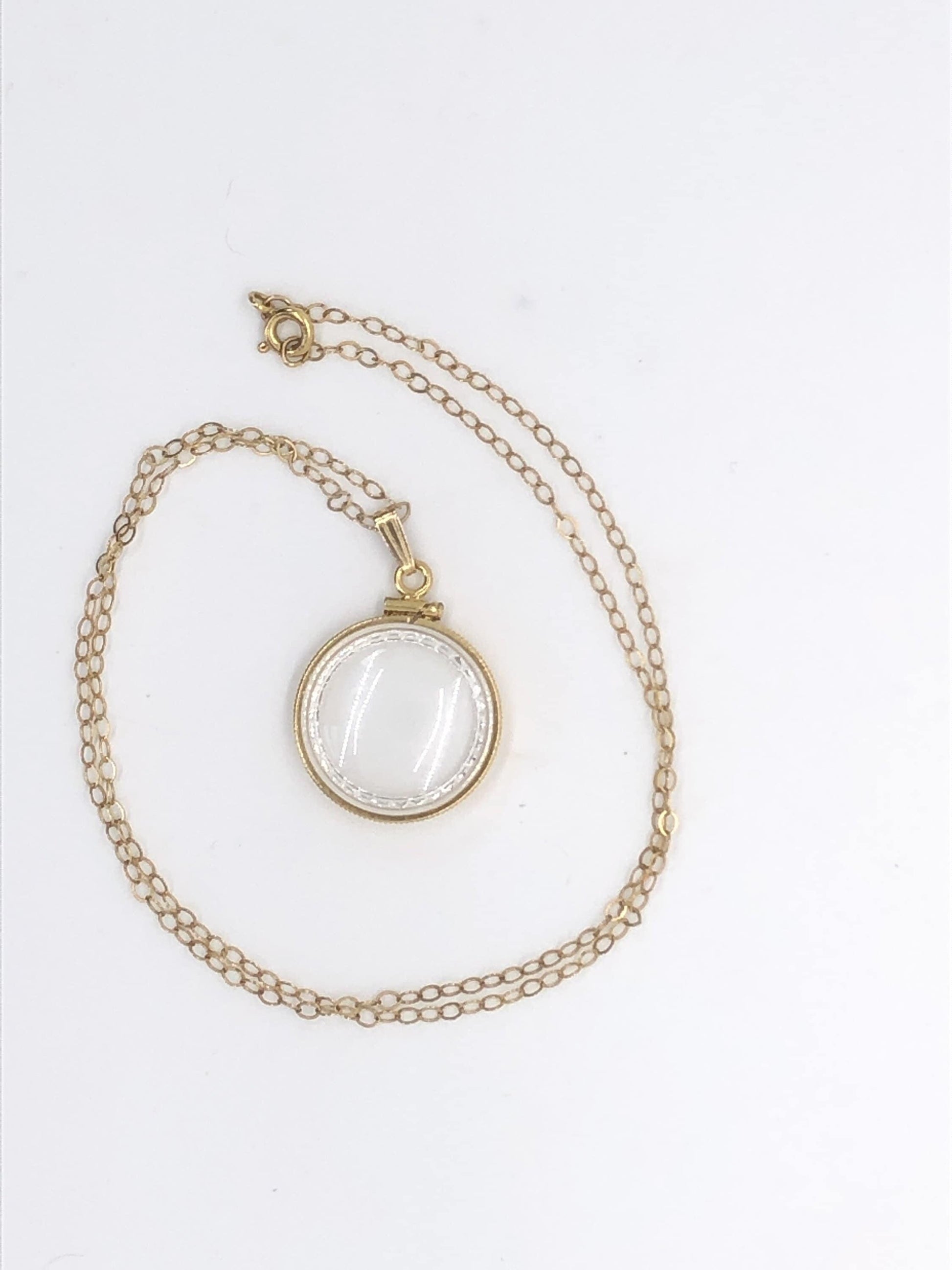 20mm 14K Gold-Filled Diamond-Edge Shaker Locket for Keepsakes detail
