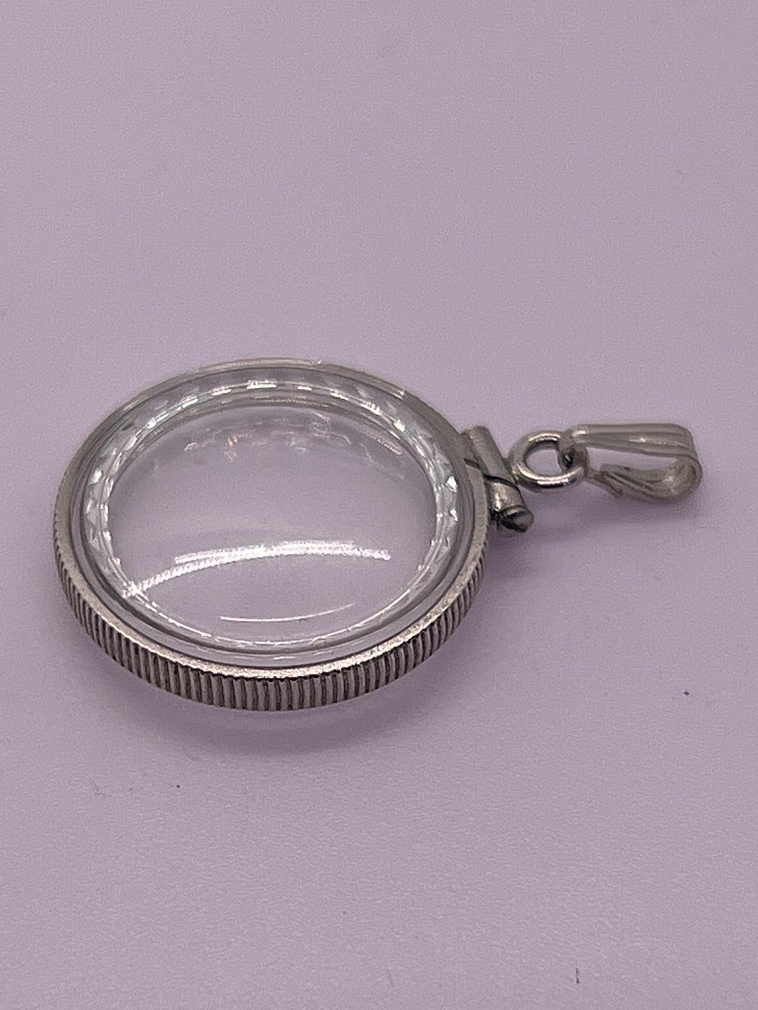 20mm 14K Gold-Filled Diamond-Edge Shaker Locket for Keepsakes detail