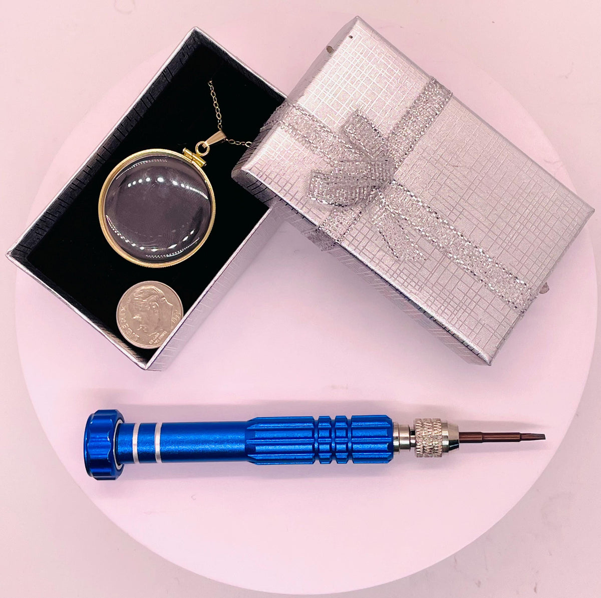 30mm 14K Gold-Filled Shaker Locket detail