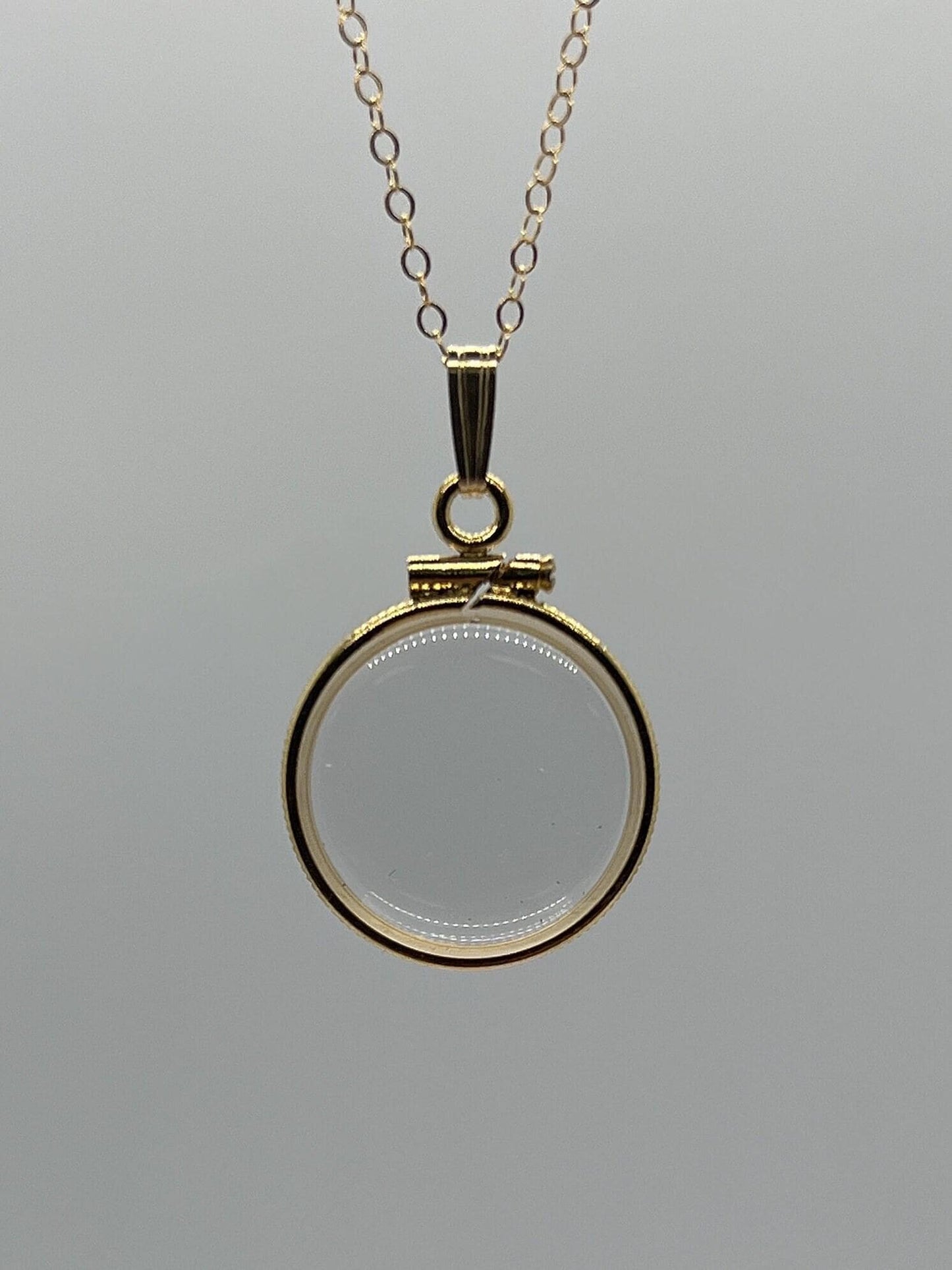 20mm 14K Gold-Filled Penny-Size Shaker Locket for Keepsakes detail