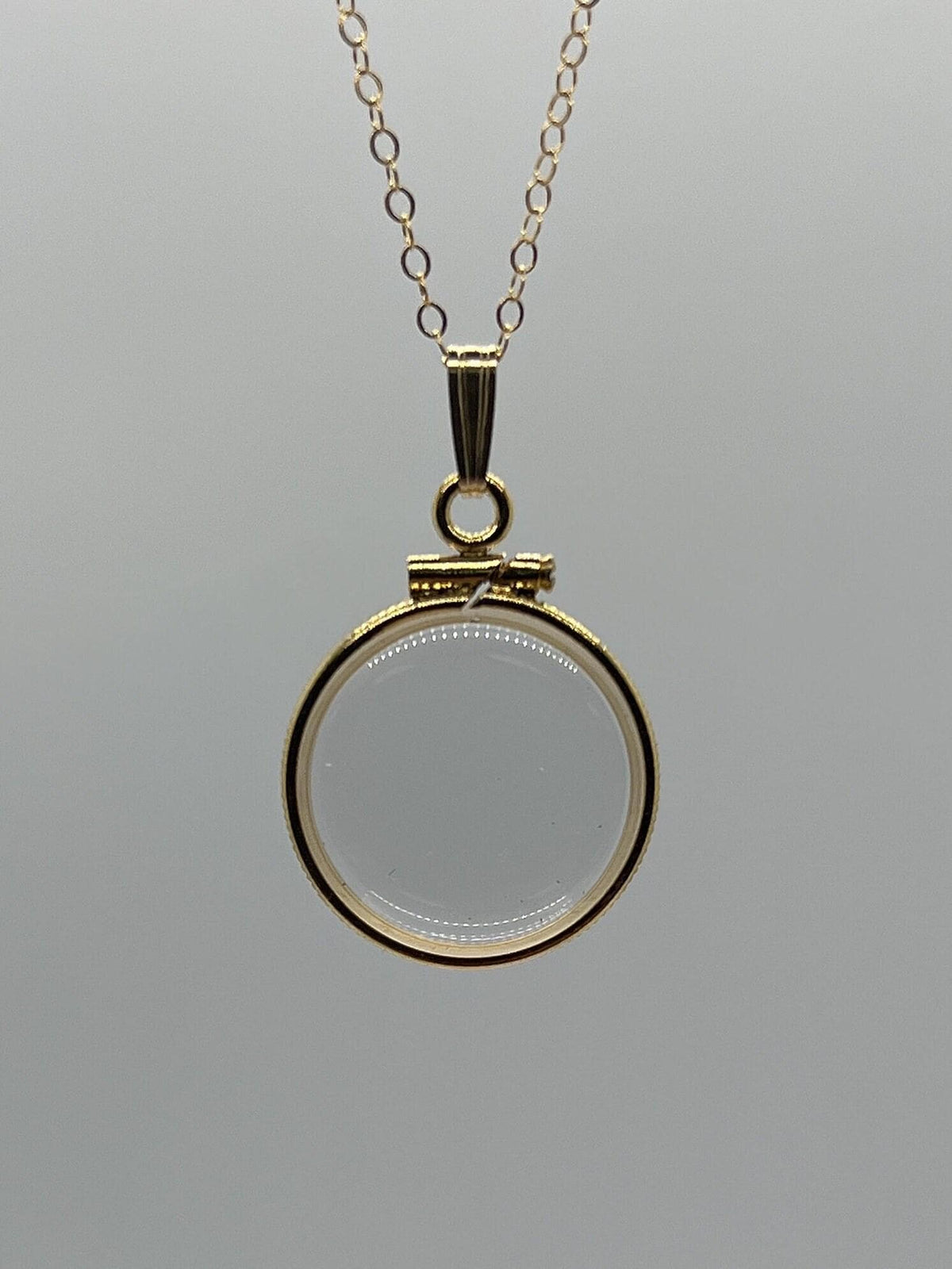 20mm 14K Gold-Filled Penny-Size Shaker Locket for Keepsakes detail