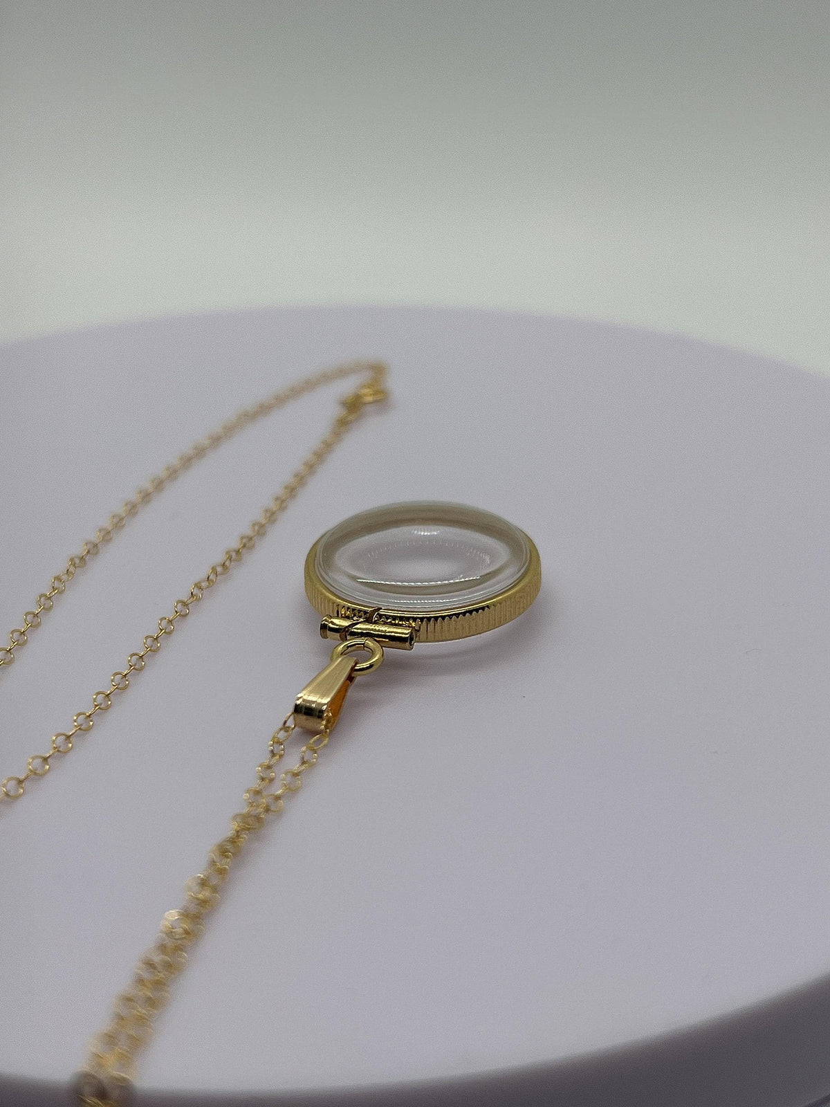 20mm 14K Gold-Filled Penny-Size Shaker Locket for Keepsakes detail