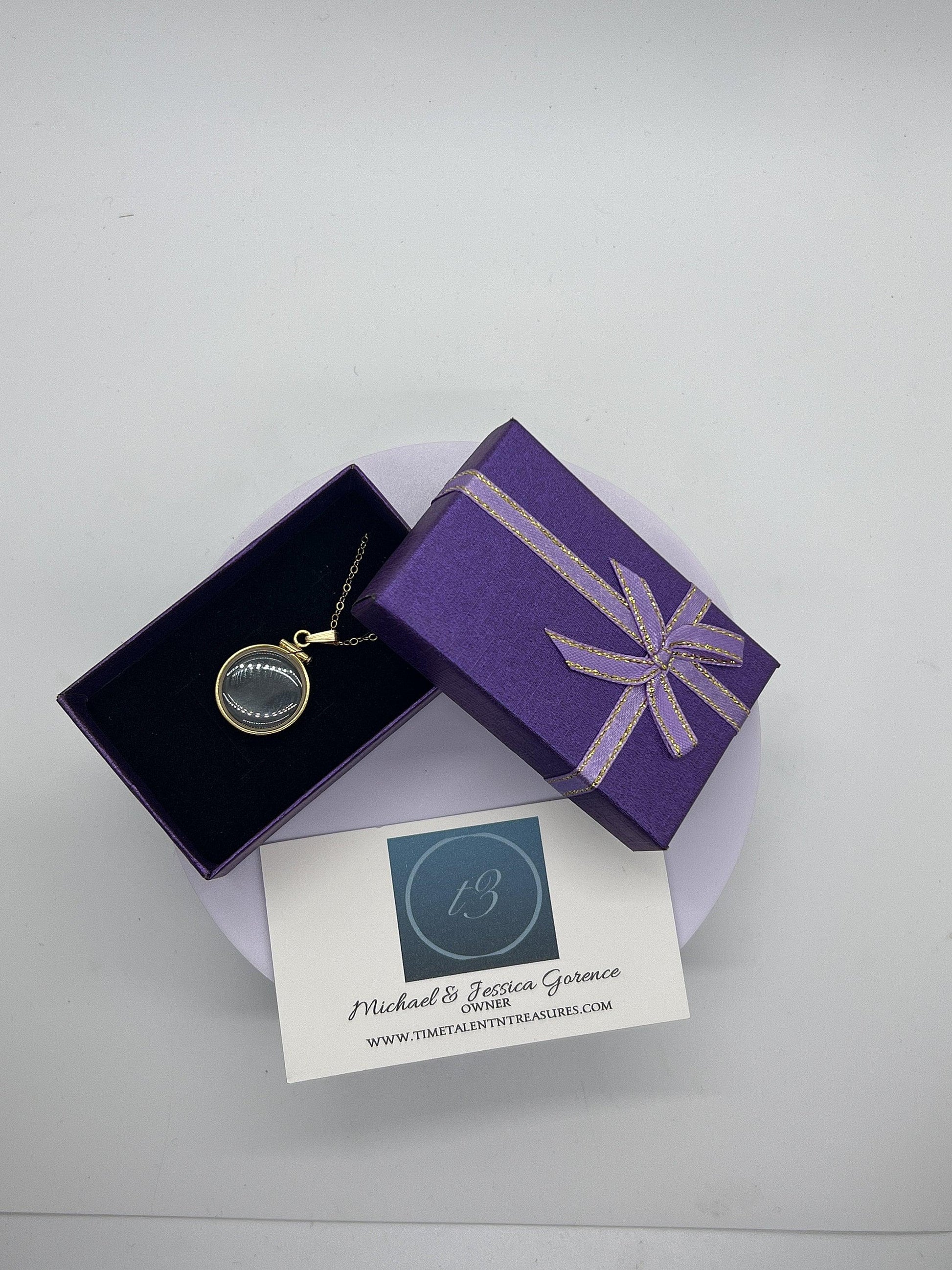 20mm 14K Gold-Filled Penny-Size Shaker Locket for Keepsakes detail