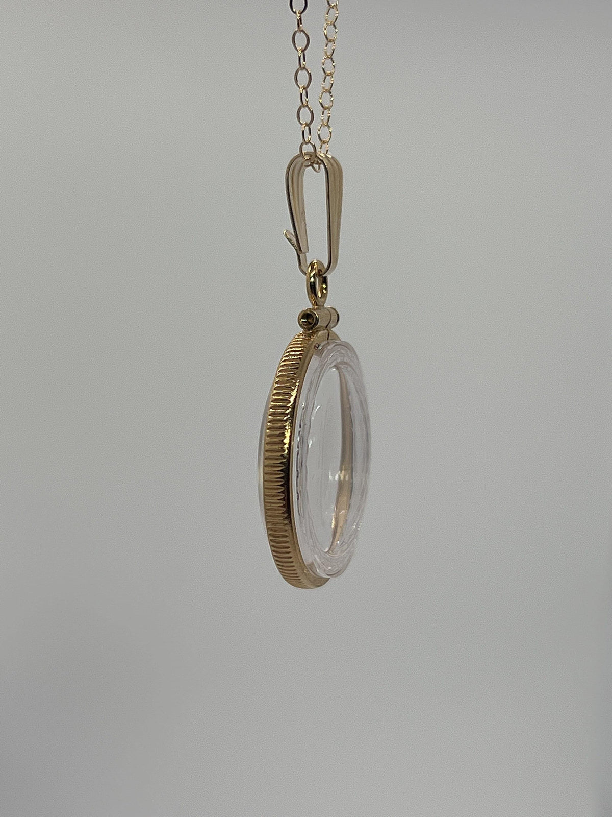 21.5mm solid gold diamond-edge locket detail