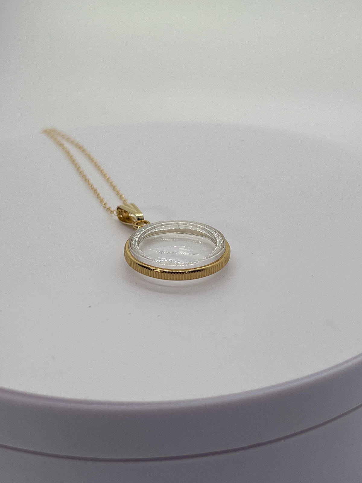 21.5mm solid gold diamond-edge locket detail
