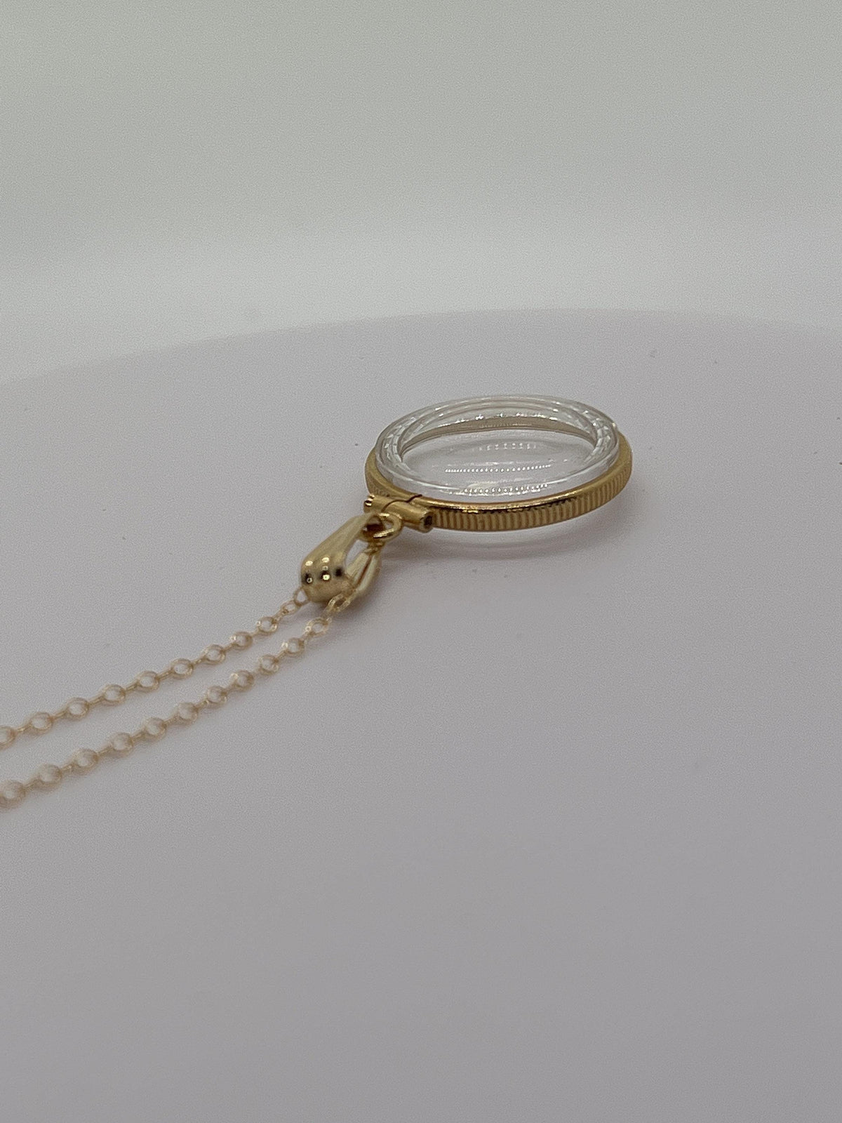 21.5mm solid gold diamond-edge locket detail