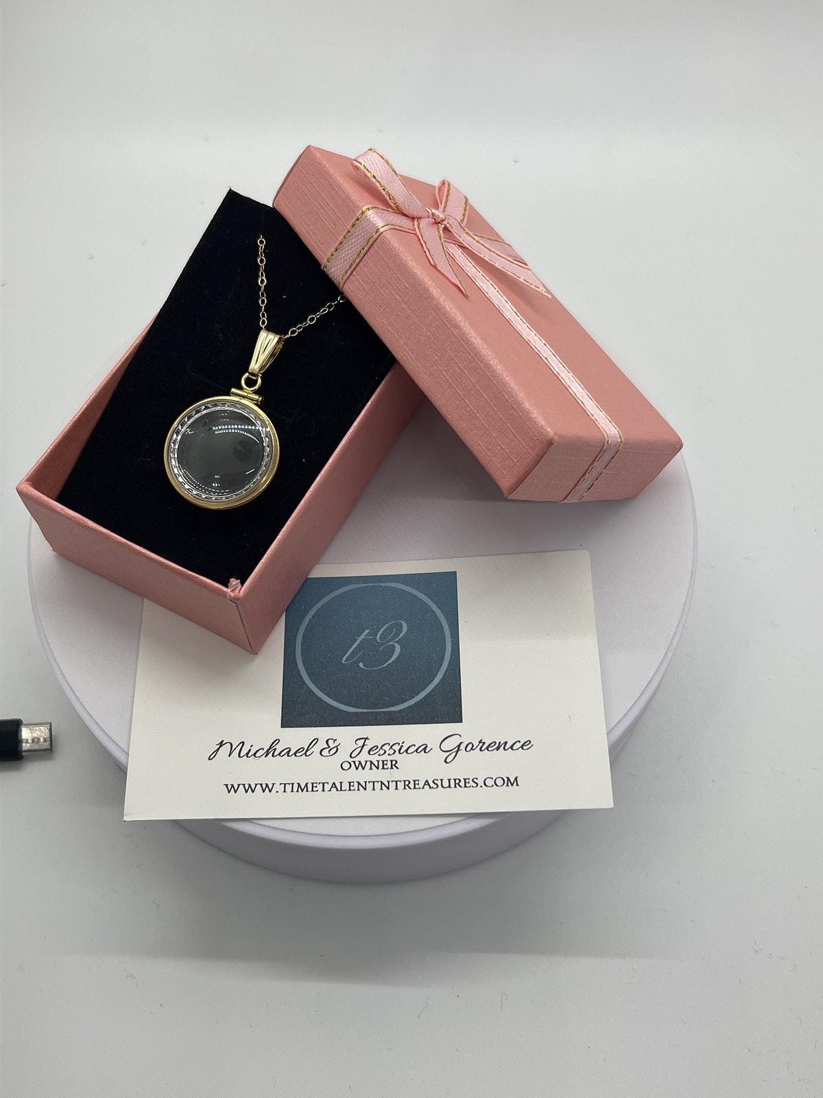 21.5mm solid gold diamond-edge locket detail