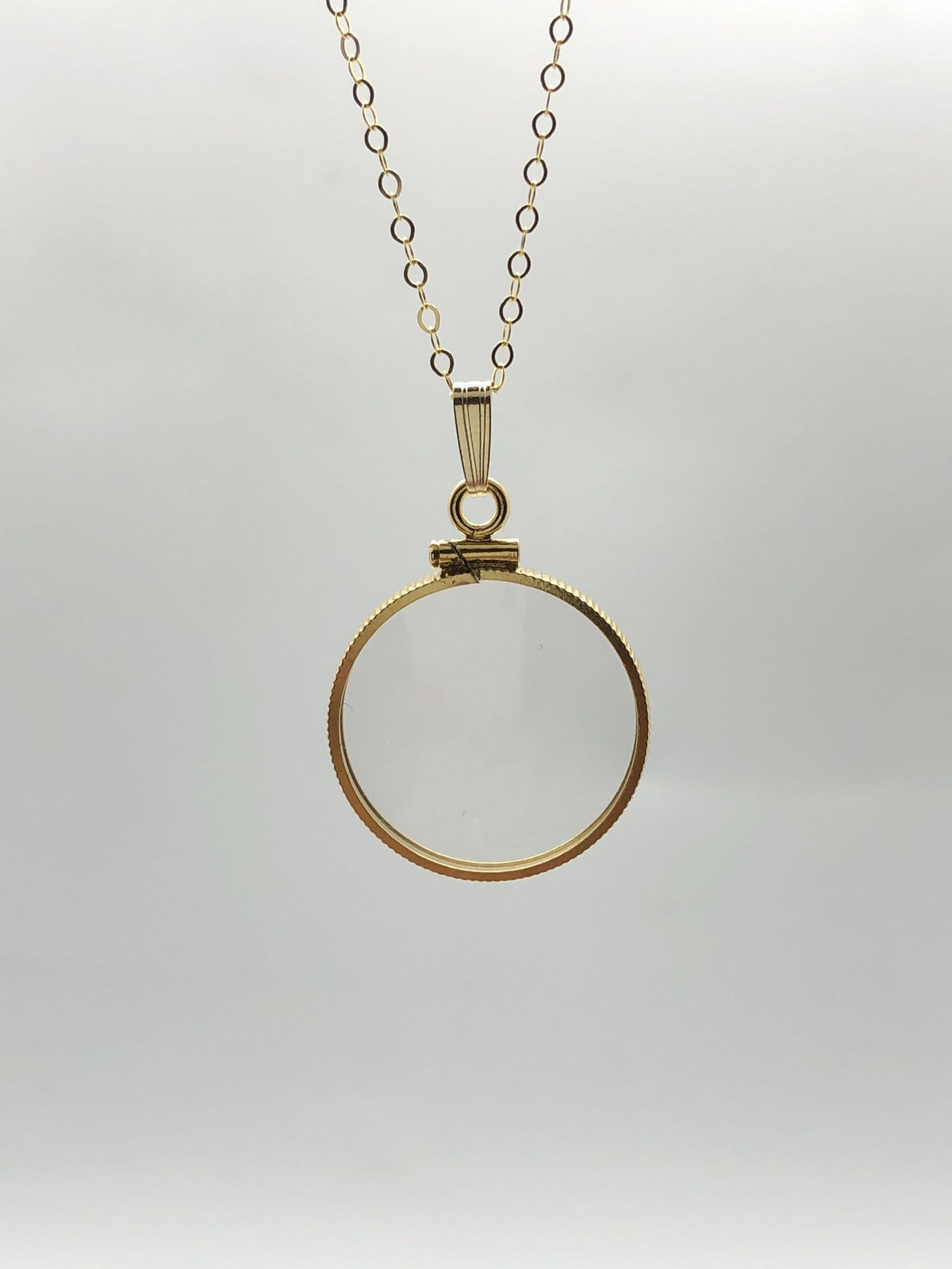 20mm 14K Gold-Filled Mineral-Glass Shaker Locket for Keepsakes detail