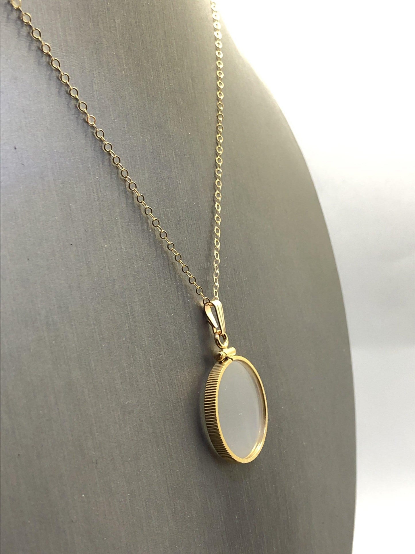 20mm 14K Gold-Filled Mineral-Glass Shaker Locket for Keepsakes detail