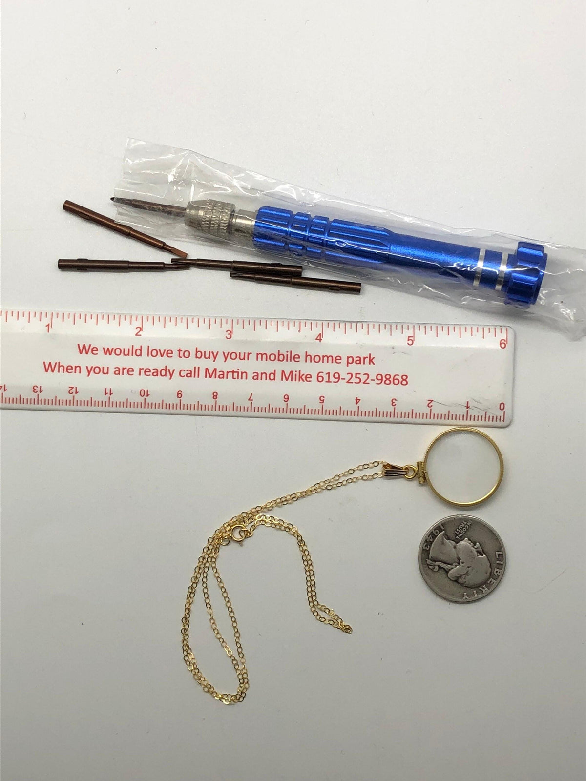 20mm 14K Gold-Filled Mineral-Glass Shaker Locket for Keepsakes detail