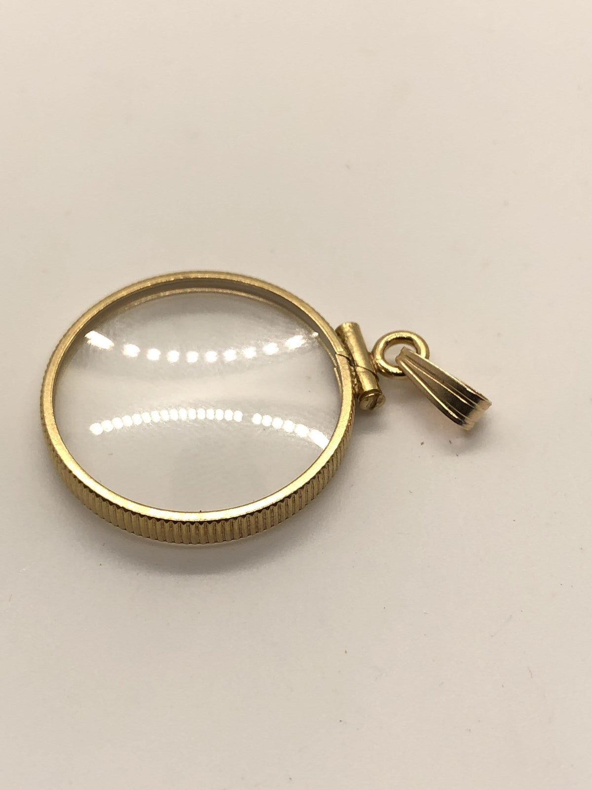 20mm 14K Gold-Filled Mineral-Glass Shaker Locket for Keepsakes detail