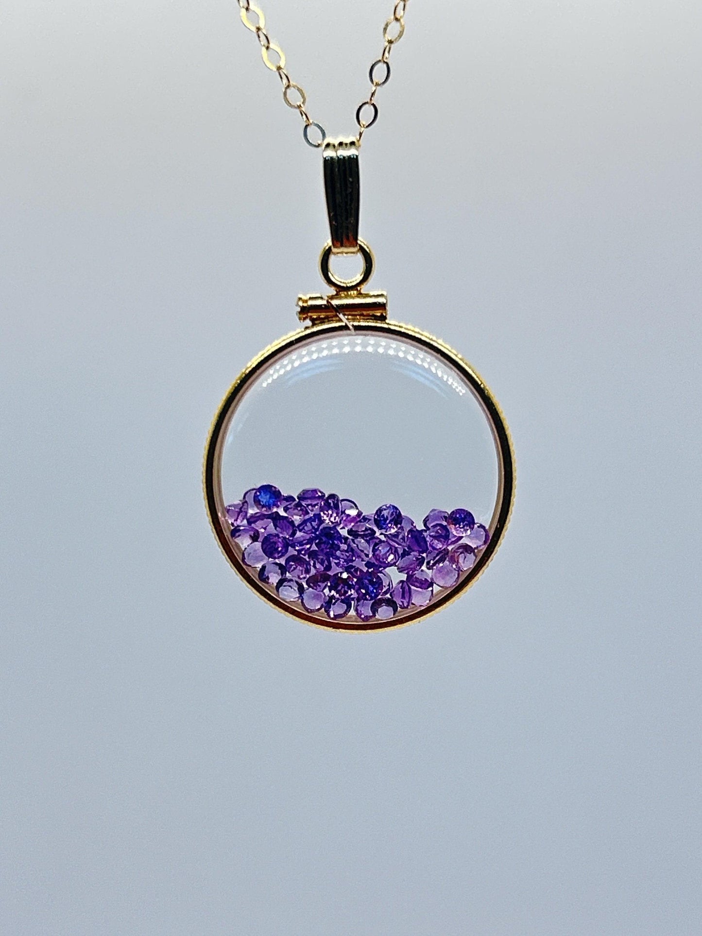 21.5mm solid gold shaker locket detail
