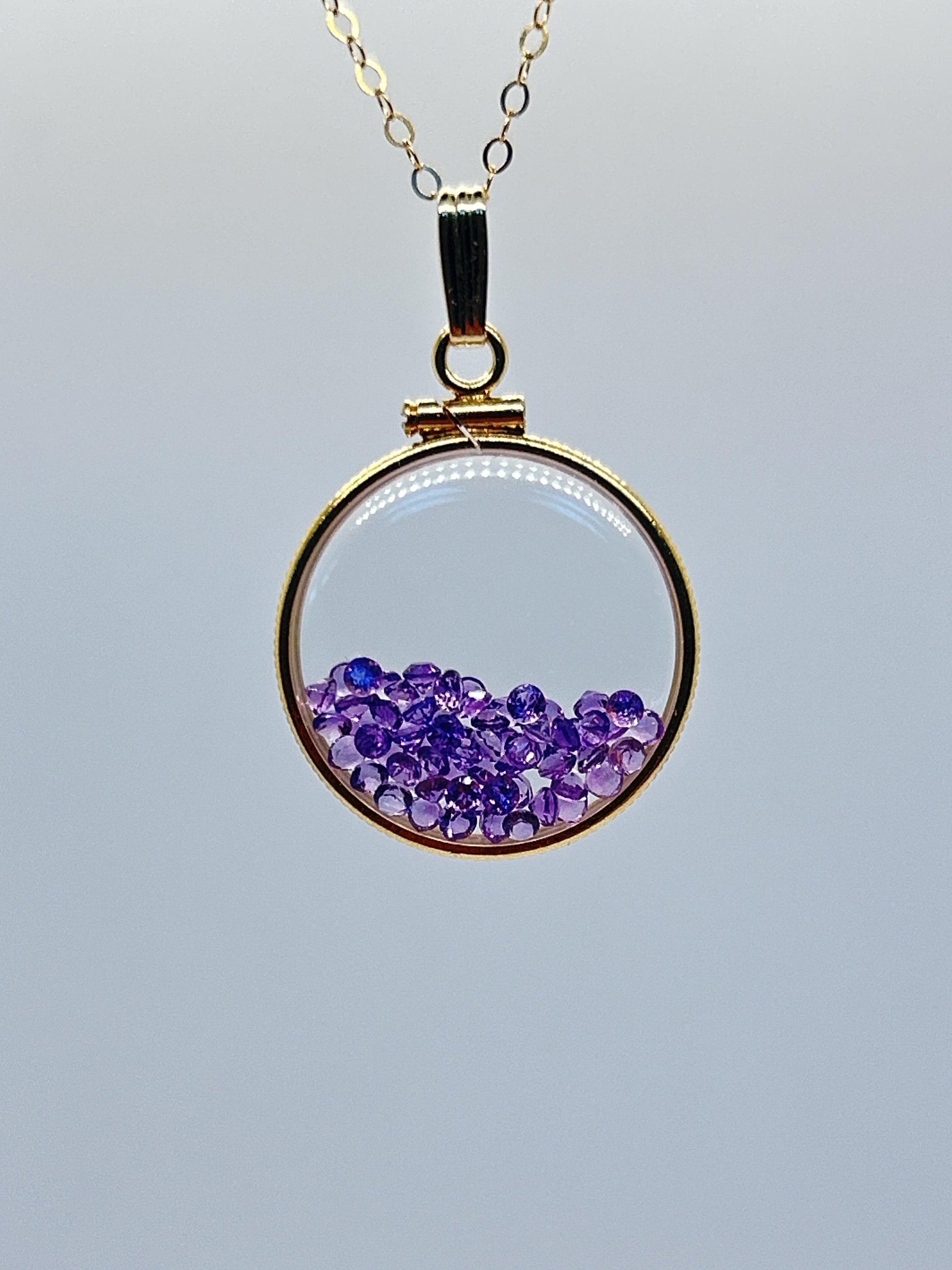 21.5mm solid gold shaker locket detail