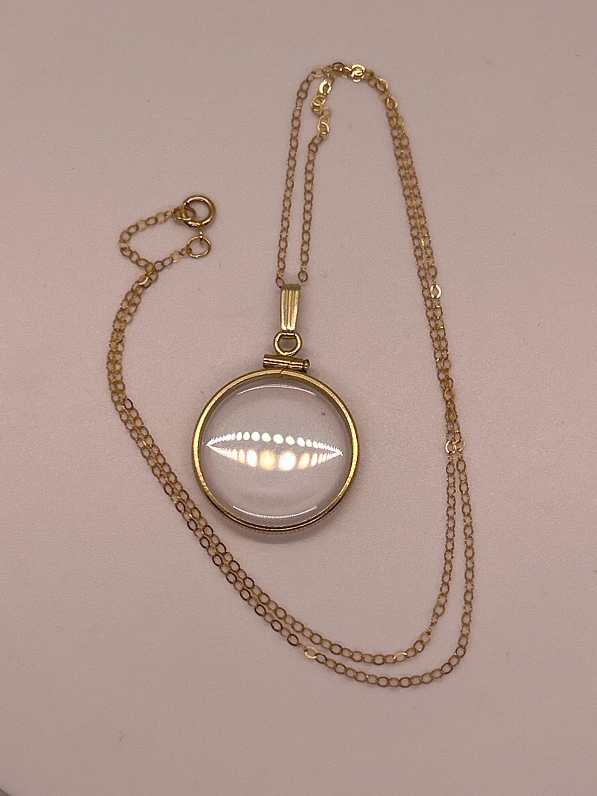 21.5mm solid gold shaker locket detail