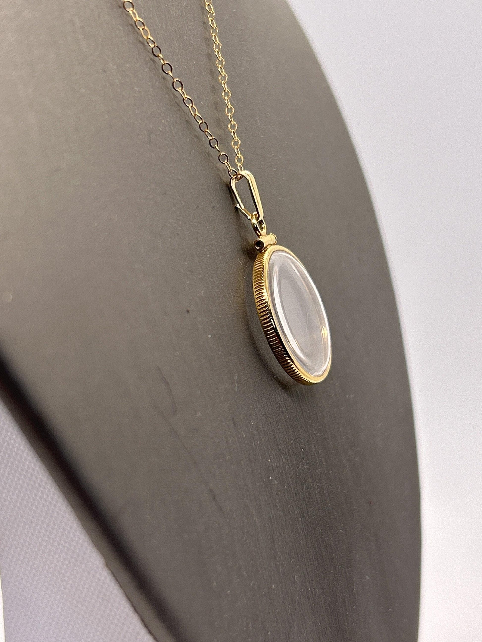 21.5mm solid gold shaker locket detail