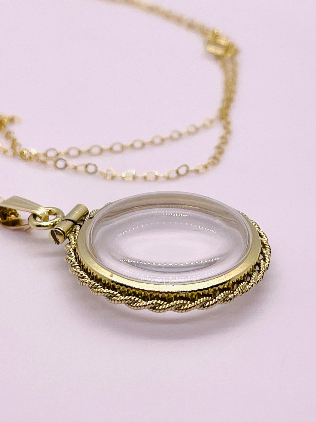 20mm 14K Gold-Filled Rope-Edge Shaker Locket for Keepsakes detail