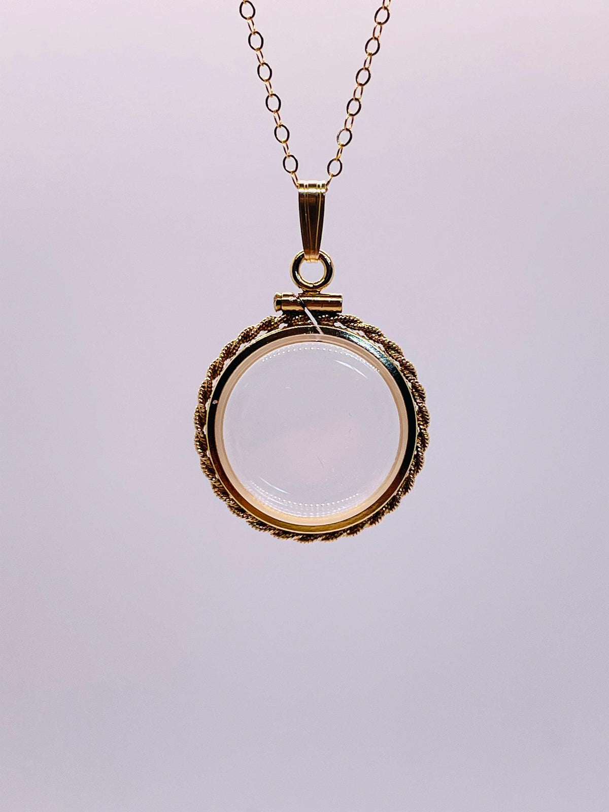 20mm 14K Gold-Filled Rope-Edge Shaker Locket for Keepsakes detail
