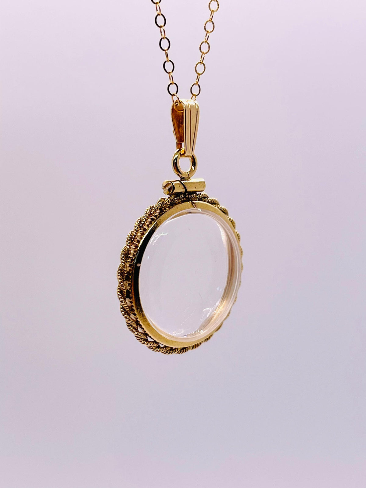 20mm 14K Gold-Filled Rope-Edge Shaker Locket for Keepsakes detail