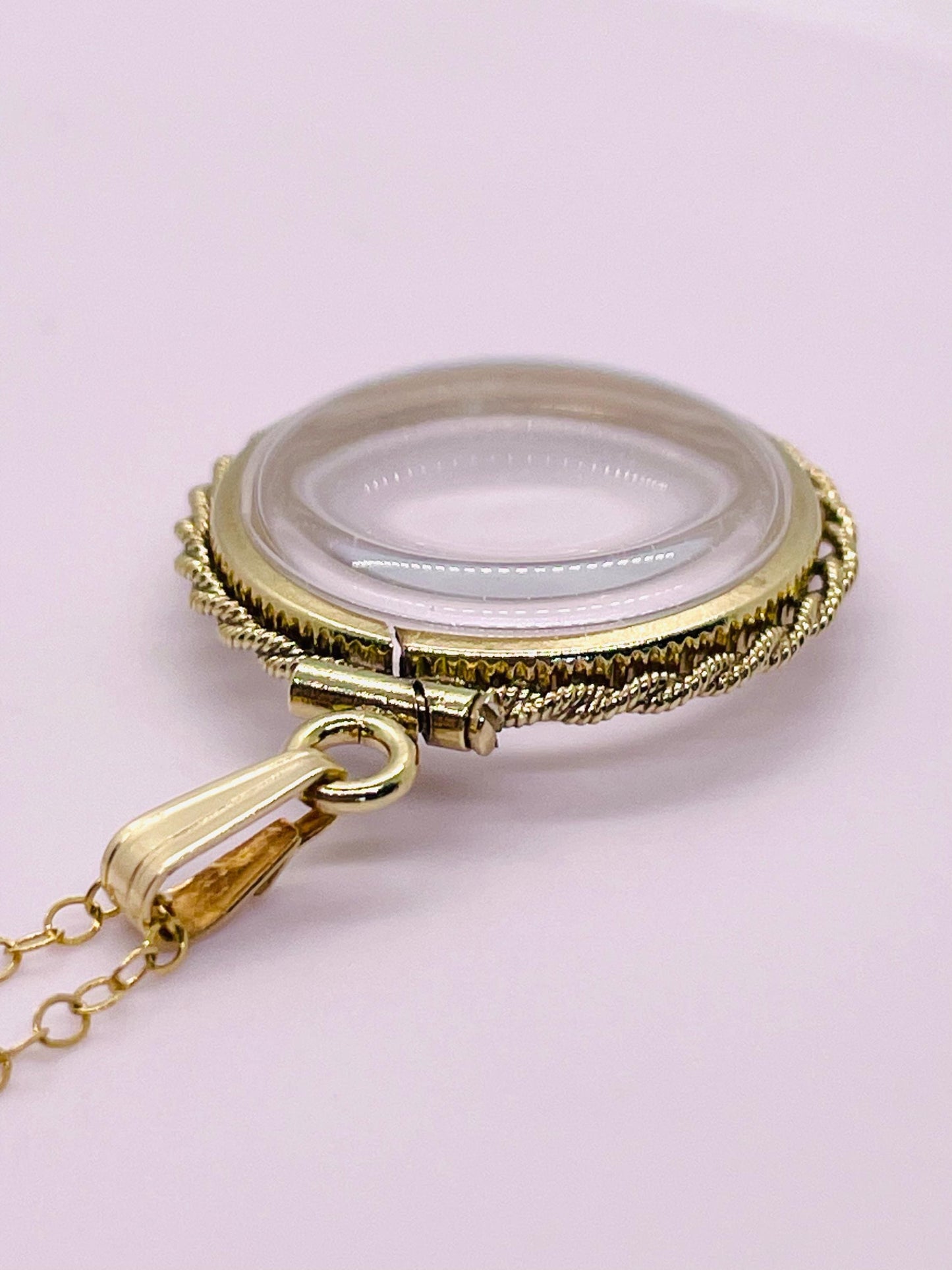 20mm 14K Gold-Filled Rope-Edge Shaker Locket for Keepsakes detail